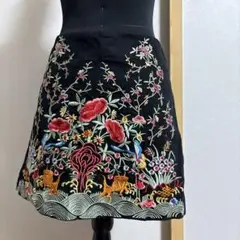 ZARA 刺繍入り黒タイトスカート