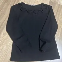 黒いリブ編み長袖トップス