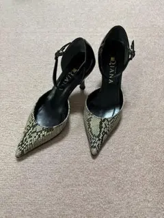 ダイアナパイソンエナメルヒール