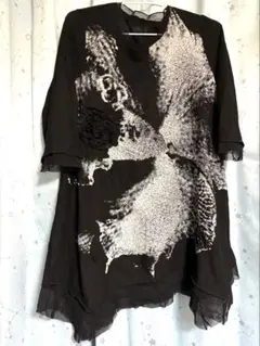 黒いグラフィックプリント五分袖チュニック　 美品