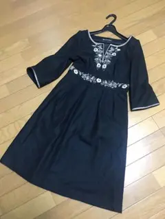 黒の刺繍入り七分袖ワンピース S