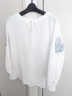 【Laura Ashley】刺繍入り長袖ブラウスのサムネイル