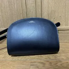 A.P.C. ブラックレザーショルダーバッグ
