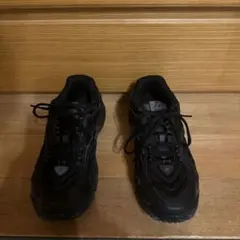 New Balance ブラックスニーカー725