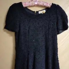 黒のスパンコール付き半袖ワンピース