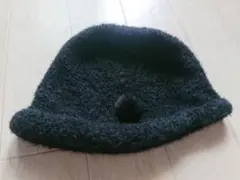 黒いポンポン付きニット帽