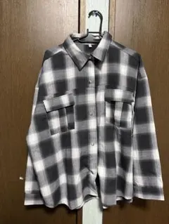 グレーとホワイトのチェック柄長袖シャツ
