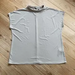 UNIQLO ユニクロ　クレープジャージースタンドカラーT ベージュ Lのサムネイル