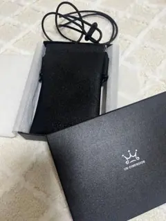 UN-DIMENSION 三枝明那　スマホショルダーバッグ　黒　ステッカー付き