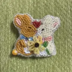 ビーズ刺繍 ブローチ　うさぎ　ハンドメイドブローチ