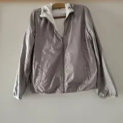 ユニクロ　パーカー　ナイロンジャケット　リバーシブル　フリース　グレー　白　春物