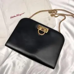 ✨極美品✨フェラガモ　ショルダーバッグ　カーフレザー　ブラック　ゴールドチェーン