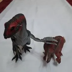 恐竜　フィギュア　トリケラトプス，テリジノサウルス