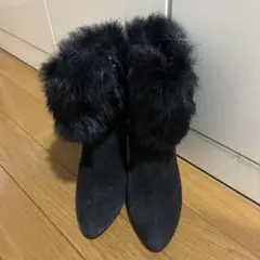 黒いファー付きスエードブーティ
