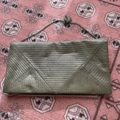 オリーブグリーン キルティングクラッチバッグ　肩掛け可。入学式にいかがですか？