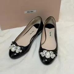 ✨希少✨MIU MIU エナメル フラットシューズ クリスタルビジュー miu miu ブラック ビジュー付き エナメルフラットシューズ - メルカリ