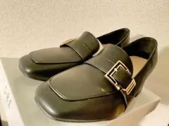 バックル付きブラックローファー