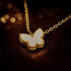 白蝶モチーフ ネックレス ゴールド縁取り 上品 大人可愛い バタフライ