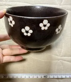 黒色花模様の陶器飯碗　大きめ