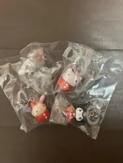 サンリオ　ガチャガチャ　いちごめじるしアクセサリー　キティ　クロミ　ウサハナ