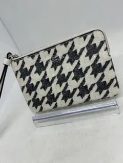 【COACH】 コーチ　千鳥柄 リストレットポーチ　レザー 小物入れ　白黒のサムネイル