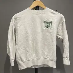 GU グレー トレーナー 遊び心のあるデザイン