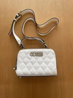 GUESS ショルダーバッグ 白 ロゴ入り