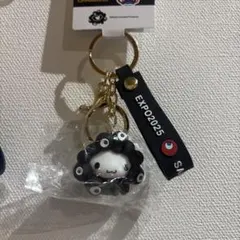 関西万博 ミャクミャク サンリオ キーホルダー 黒なりきり　シナモンロール