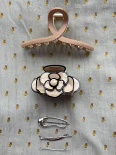ヘアクリップセット ベージュ 黒 花形