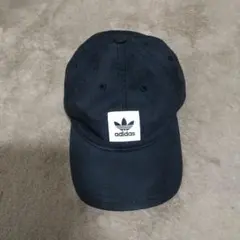adidas 黒キャップ 3ストライプデザイン