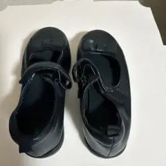 黒いリボン付きバレエシューズ