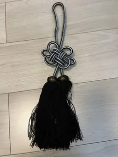 黒の結び紐デザイン装飾品
