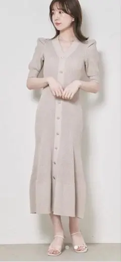 SNIDEL フロントボタンラメニットワンピース ベージュ - メルカリ