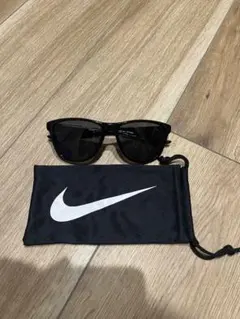 【最終値下げ】　美品　NIKE サングラス ブラック 専用ポーチ付きのサムネイル