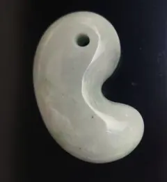 糸魚川翡翠 蛇型勾玉 古代モチーフ ハンドメイド - メルカリ