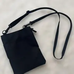 黒いナイロン製サコッシュ