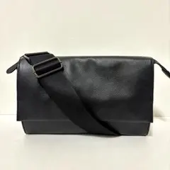 イアパピヨネ　ワイドテープショルダーバッグ　ボディバッグ　オールブラック 黒