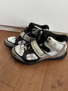 ライカ シューズ シルバー/ブラック 24cm