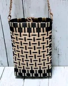 編み込みデザインのショルダーバッグ