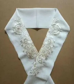 特価　半襟　ちりめん／刺繍／金糸／花紋様／羊歯紋様　成人式／振袖　卒業式／袴