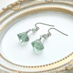 ライトグリーン　フローライト八面体　ピアス　サージカルステンレス316フック