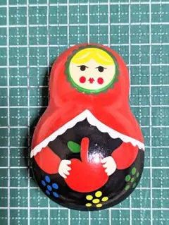 マトリョーシカのデザインの木製のホッチキス 赤黒