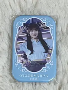 ＝LOVE DMMスクラッチ　E賞　スクエア缶バッチ　音嶋莉沙