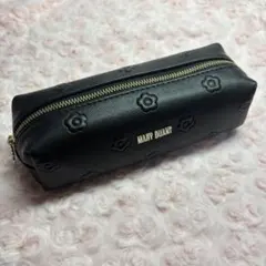 マリークワント シンプルエンボスデイジースクエアペンケース