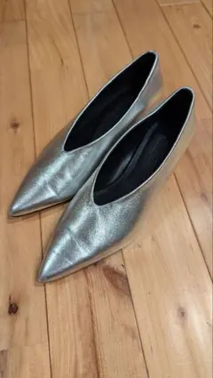 シルバー ポインテッドトゥ フラットシューズ