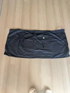 黒エプロン シンプルデザイン