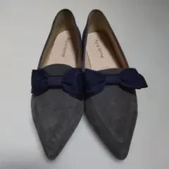 リボン付きグレーのポインテッドトゥシューズ23センチ