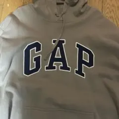 GAP グレー ロゴ入り フード付きパーカー