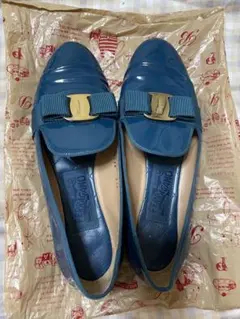Ferragamo 青 ローファー パテントレザーのサムネイル