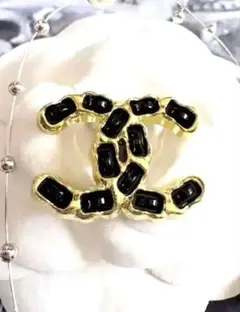 CHANEL ヴィンテージボタンブローチ ブラックゴールド ピッグサイズ